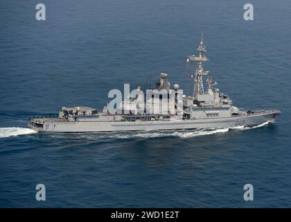 Le destroyer de défense aérienne FS Jean Bart transite dans le golfe Persique. Banque D'Images