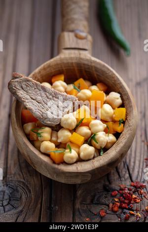 Cuisine d'Asie centrale soupe Nohatshurak avec des pois, des légumes, des épices et de la viande. Concept de cuisine ouzbek et Asie centrale Banque D'Images