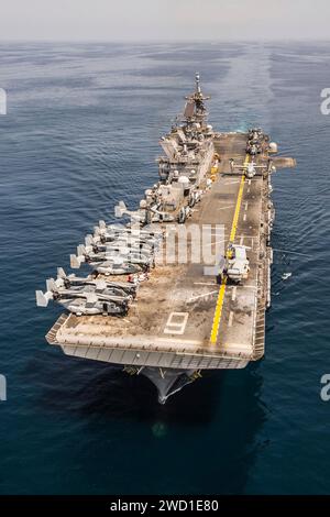 Le navire d'assaut amphibie USS America en route dans le golfe d'Aden. Banque D'Images