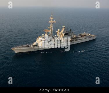 Le destroyer de défense aérienne FS Jean Bart transite dans le golfe Persique. Banque D'Images