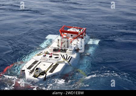 Le mini-sous-marin du système de sauvetage sous-marin de l'OTAN se prépare à effectuer une simulation de plongée de sauvetage. Banque D'Images