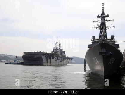 L'USS Bonhomme Richard se prépare à dépasser le destroyer JS Kirisame de la Force maritime japonaise d'autodéfense. Banque D'Images