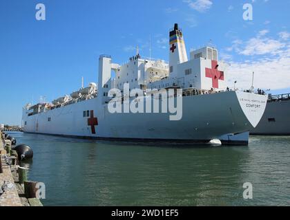 Le navire-hôpital USNS Comfort du Military Sealift Command quitte la base navale de Norfolk, en Virginie. Banque D'Images