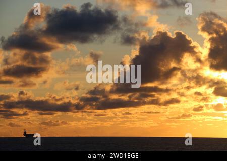 Le porte-avions de classe Nimitz USS Ronald Reagan traverse le détroit de Luzon. Banque D'Images