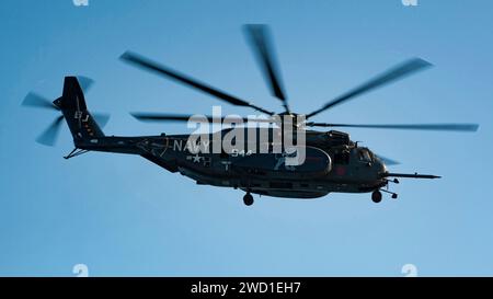 Un hélicoptère MH-53E Sea Dragon décolle du navire d'assaut amphibie USS Wasp. Banque D'Images