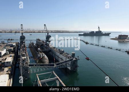 Attaque le sous-marin USS Alexandria subissant des réparations dans la cale sèche flottante Arco, San Diego, Californie. Banque D'Images