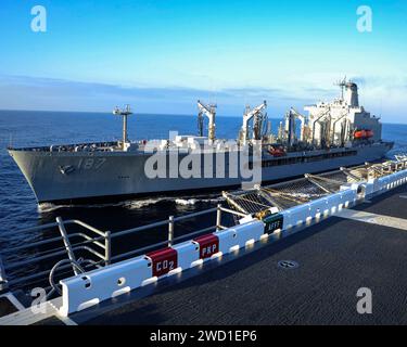 Le graisseur de réapprovisionnement de la flotte USNS Henry J. Kaiser est en cours aux côtés de l'USS Essex. Banque D'Images