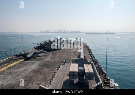 Le navire d'assaut amphibie USS America entre dans le port de Jebel Ali, aux Émirats arabes Unis. Banque D'Images