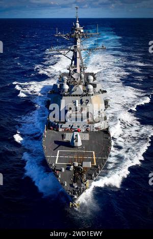 Le destroyer à missiles guidés USS Oscar Austin traverse l'océan Atlantique. Banque D'Images