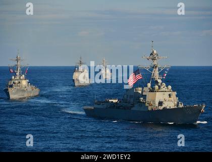 L'USS Chafee, l'USS Stethem, l'USS Princeton et l'USS Sampson traversent l'océan Pacifique en formation. Banque D'Images