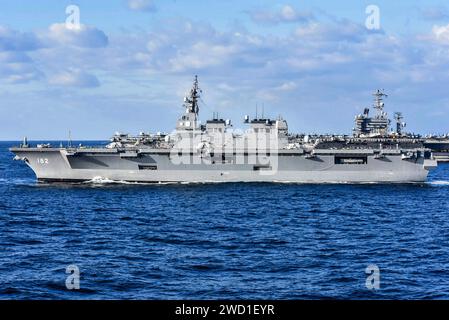 Le destroyer d'hélicoptère js ISE de la marine japonaise transite aux côtés du porte-avions USS Nimitz. Banque D'Images