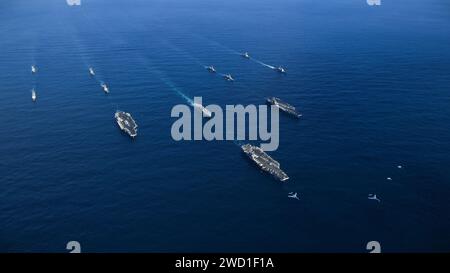 Les navires de guerre de l'US Navy transitent dans le Pacifique occidental avec des navires de la marine japonaise. Banque D'Images