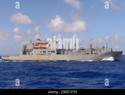 Le navire de cargaison sèche et de munitions USNS Carl Brashear transite dans l'océan Pacifique. Banque D'Images