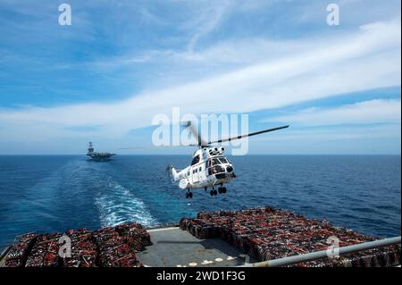 Un hélicoptère sa-330J Puma décolle du pont d'envol de l'USNS Amelia Earhart. Banque D'Images
