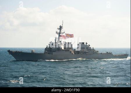 Le destroyer de missiles guidés de classe Arleigh Burke USS Hopper transite dans le golfe Persique. Banque D'Images