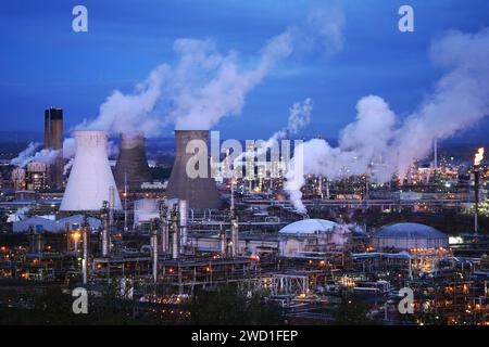 Photo de dossier datée du 9/12/2021 de l'usine pétrochimique de Grangemouth à Grangemouth. Une réunion "critique" pour discuter de l'avenir de la raffinerie de pétrole de Grangemouth aura lieu jeudi - avec la participation des ministres des gouvernements écossais et britannique. Le chef du conseil de Falkirk, les représentants syndicaux et les propriétaires Petroineos participeront également au forum, qui se tiendra en ligne. L'année dernière, il a été annoncé que la raffinerie fermerait et deviendrait un terminal d'importation de pétrole, suscitant des craintes pour des centaines d'emplois là-bas. Date de publication : jeudi 18 janvier 2024. Banque D'Images