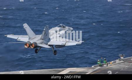 Un F/A-18C Hornet décolle du pont d'envol de l'USS Theodore Roosevelt. Banque D'Images