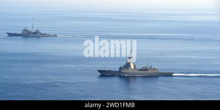 La frégate espagnole Alvaro de Bazan navigue en formation avec l'USS Philippine Sea en Méditerranée. Banque D'Images