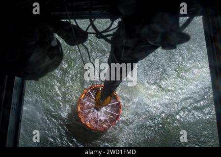 Un hélicoptère MH-53E Sea Dragon utilise un seau Bambi pour mener une formation à la lutte contre les incendies. Banque D'Images