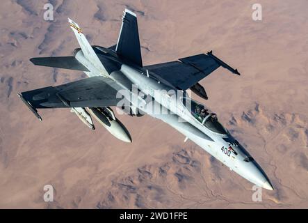 Un F/A-18C Hornet du corps des Marines des États-Unis volant à l'appui de l'opération Inherent Resolve. Banque D'Images