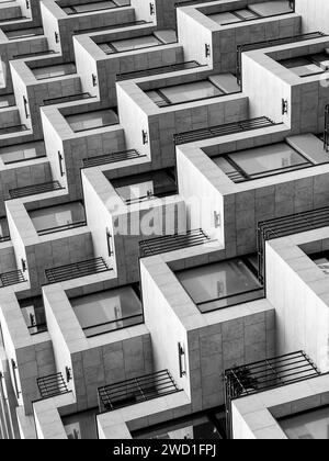 Motif géométrique des balcons d'appartement en monochrome. Architecture urbaine abstraite. Banque D'Images