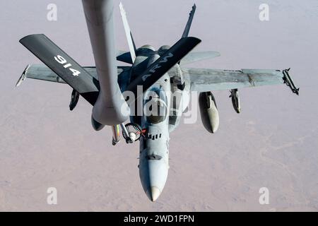 Un F/A-18C Hornet du corps des Marines des États-Unis reçoit du carburant pendant une mission. Banque D'Images