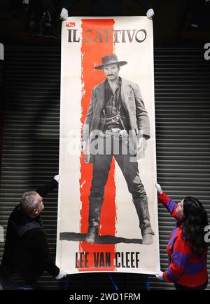 Les employés de Propstore tiennent un panneau représentant le personnage de Lee Van Cleef à partir d'un ensemble complet de trois panneaux de personnages de Rome en toile, du film de 1966 "The Good, The Bad and the Ugly" (estimé à 20 000 000 £ - 40 000 £) lors d'une avant-première pour la vente aux enchères d'affiches britanniques de Propstore au Propstore à Rickmansworth, Hertfordshire. Date de la photo : mercredi 17 janvier 2024. Banque D'Images