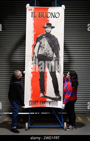 Les employés de Propstore tiennent un panneau représentant le personnage de Clint Eastwood à partir d'un ensemble complet de trois panneaux de personnages de Rome en toile, du film de 1966 "The Good, The Bad and the Ugly" (estimé à 20 000 000 £ - 40 000 £) lors d'une avant-première pour la vente aux enchères d'affiches britanniques de Propstore au Propstore à Rickmansworth, Hertfordshire. Date de la photo : mercredi 17 janvier 2024. Banque D'Images