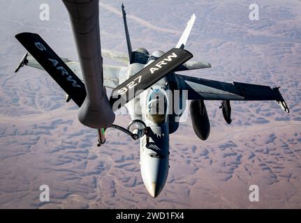 Un F/A-18C Hornet du corps des Marines des États-Unis reçoit du carburant pendant une mission. Banque D'Images