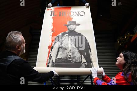 Les employés de Propstore tiennent un panneau représentant le personnage de Clint Eastwood à partir d'un ensemble complet de trois panneaux de personnages de Rome en toile, du film de 1966 "The Good, The Bad and the Ugly" (estimé à 20 000 000 £ - 40 000 £) lors d'une avant-première pour la vente aux enchères d'affiches britanniques de Propstore au Propstore à Rickmansworth, Hertfordshire. Date de la photo : mercredi 17 janvier 2024. Banque D'Images