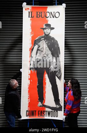 Les employés de Propstore tiennent un panneau représentant le personnage de Clint Eastwood à partir d'un ensemble complet de trois panneaux de personnages de Rome en toile, du film de 1966 "The Good, The Bad and the Ugly" (estimé à 20 000 000 £ - 40 000 £) lors d'une avant-première pour la vente aux enchères d'affiches britanniques de Propstore au Propstore à Rickmansworth, Hertfordshire. Date de la photo : mercredi 17 janvier 2024. Banque D'Images