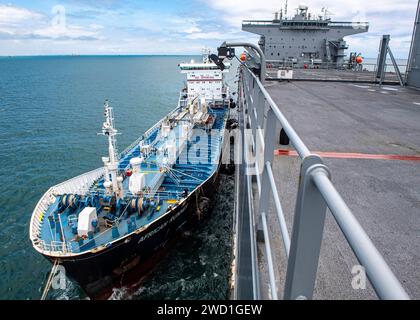 Le pétrolier ghanéen African Runner amarrage aux côtés de l'USS Hershel Woody Williams dans le golfe de Guinée. Banque D'Images