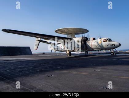 Un E-2C Hawkeye quitte le pont d'envol du porte-avions USS Nimitz. Banque D'Images