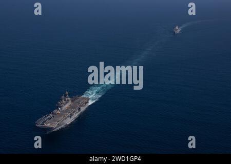 L'USS Makin Island et l'USS San Diego transitent par l'océan Pacifique. Banque D'Images