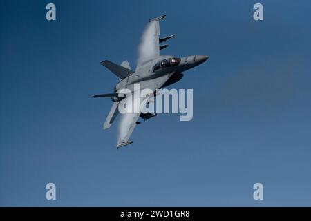 Un F/A-18F Super Hornet vole à grande vitesse. Banque D'Images