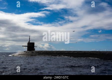 Un véhicule aérien sans pilote livre une charge utile au sous-marin de missiles balistiques USS Henry M. Jackson. Banque D'Images