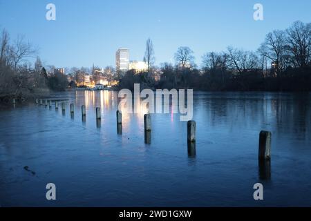 Londres, Royaume-Uni. 17 janvier 2024. Le lac Serpentine à Hyde Park, au centre de Londres, a gelé alors que les températures dans la capitale chutent en dessous de zéro pour une autre nuit. Des avertissements météorologiques orange et jaune pour la neige et la glace ont été émis par le met Office pour de grandes parties du Royaume-Uni. Crédit photo : Ben Cawthra/Sipa USA crédit : SIPA USA/Alamy Live News Banque D'Images