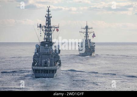 L'USS Barry navigue en formation avec le destroyer JS Shimakaze de la marine japonaise. Banque D'Images