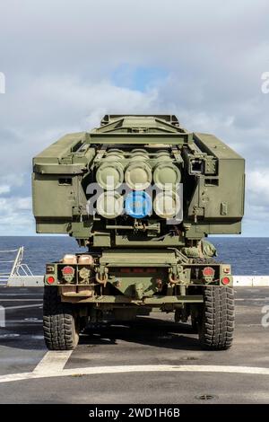 Les Marines américains positionnent un véhicule HIMARS sur le pont d'envol d'un navire. Banque D'Images