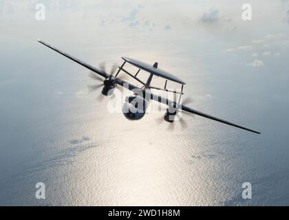 Un E-2C Hawkeye patrouille dans le ciel au-dessus de la mer d'Arabie. Banque D'Images