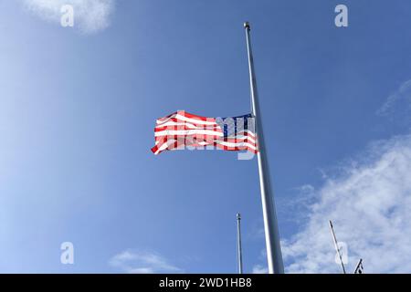 L'enseigne nationale vole en Berne lors de la cérémonie commémorative de Pearl Harbor. Banque D'Images