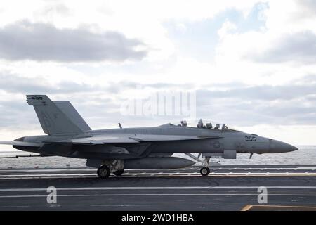 Un F/A-18F Super Hornet atterrit sur le pont d'envol du porte-avions USS Gerald R. Ford. Banque D'Images