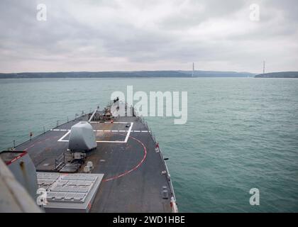 Le destroyer à missiles guidés USS Donald Cook traverse le détroit du Bosphore. Banque D'Images