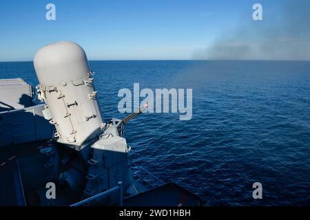 Un système d'armes rapprochées tire depuis le porte-avions de classe Nimitz USS Carl Vinson. Banque D'Images