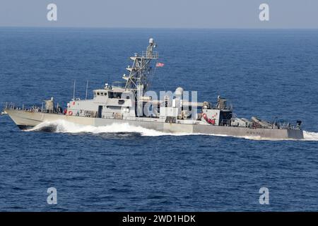 Le navire de patrouille côtier USS Squall traverse le détroit d'Ormuz. Banque D'Images