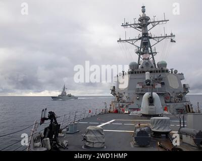 La frégate CristÃ³bal ColÃ³n de classe Alvaro de Bazan de la Marine espagnole passe devant l'USS Donald Cook. Banque D'Images