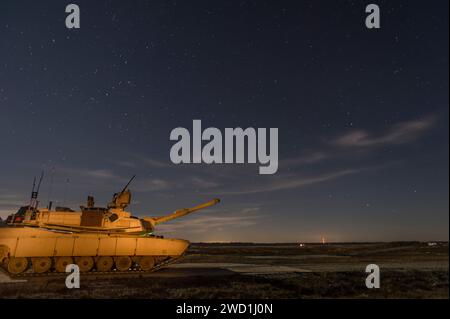 Un char M1A2 SEP Abrams est prêt pendant Gunnery Table VI à Red Cloud Range. Banque D'Images