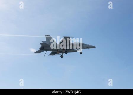 Un F/A-18F Super Hornet survole la mer de Chine méridionale. Banque D'Images