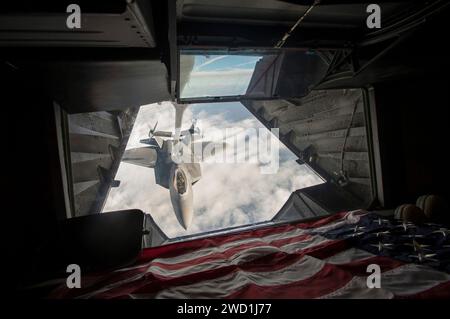 Le F-22 Raptor de l'US Air Force reçoit du carburant d'un KC-10 Extender. Banque D'Images