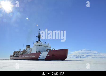 Le Cutter Polar Star de la Garde côtière brise la glace dans le détroit de McMurdo près de l'Antarctique. Banque D'Images